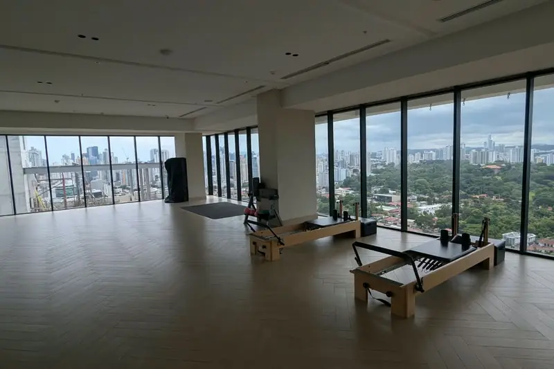 Balance Space con reformers de pilates frente a los ventanales