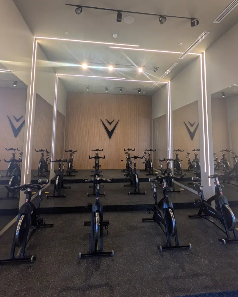 Bike Room con bicicletas de spinning y luces