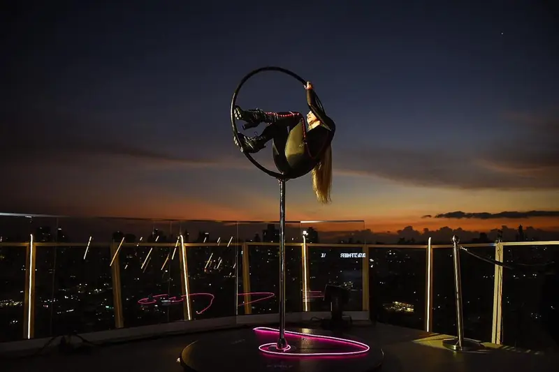 Acrobacia en aro aéreo al atardecer en la terraza del Sport Center