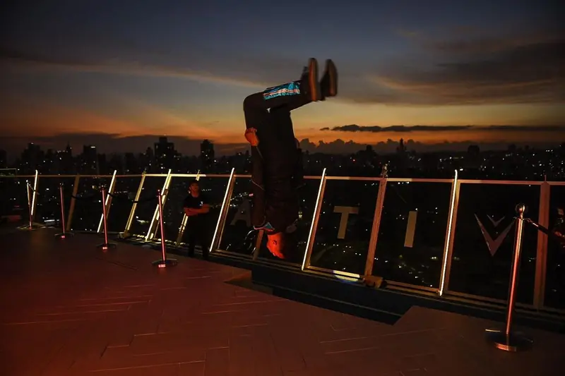 Bailarín en la terraza del Sport Center de noche