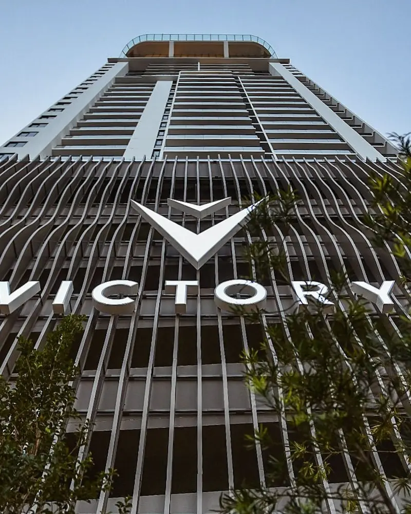 Fachada de Victory Wellness con lamas onduladas y el nombre del edificio