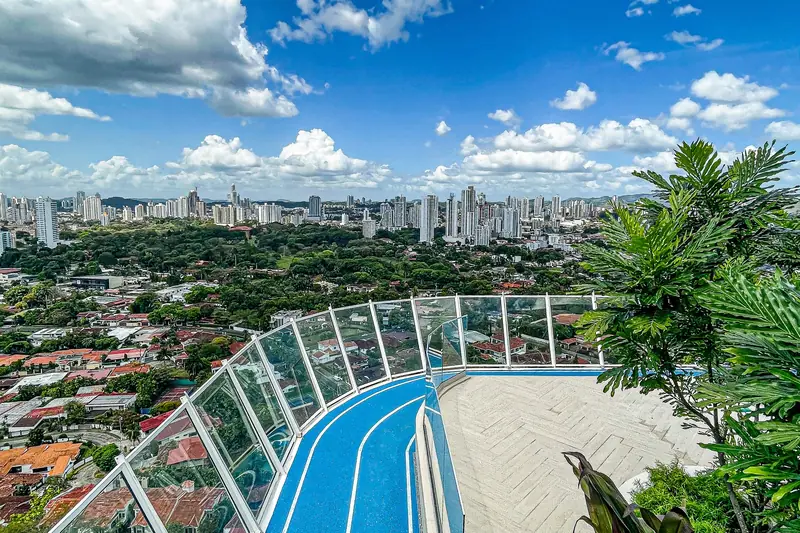 Pista de running curva con la ciudad y Coco del Mar al fondo